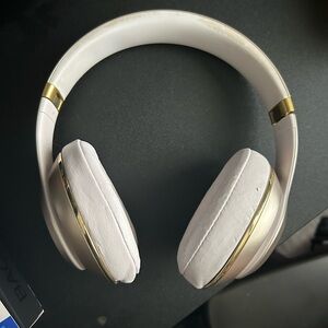 BeatsStudio Wireless Headphones